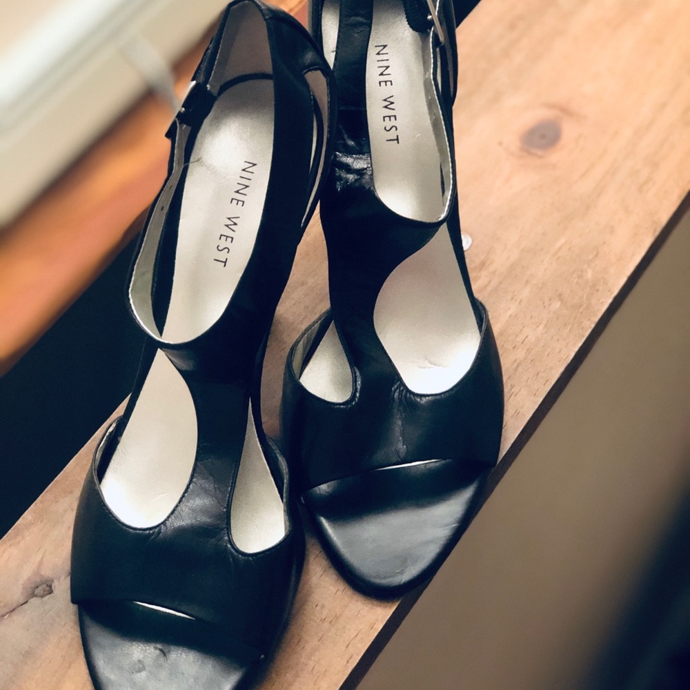 NINE WEST black leather strappy heel - size 8.5